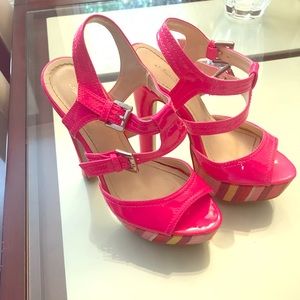 Very beautiful pair of heels, glossy pink.